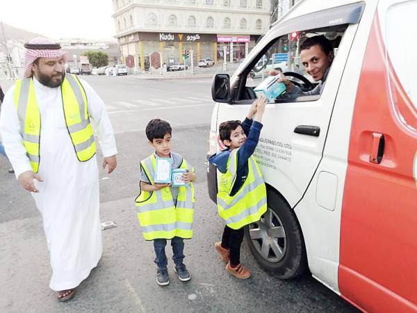 



أطفال متطوعون يقدمون وجبة إفطار صائم.