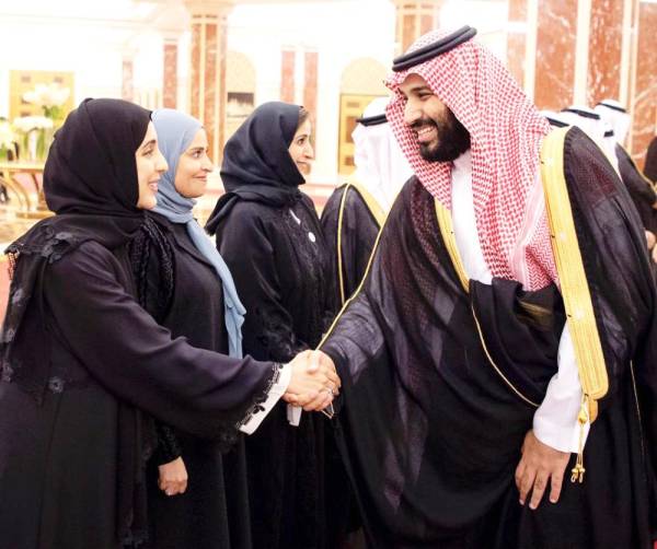 



ولي العهد مصافحا وزيرة الشباب الإماراتية خلال انعقاد مجلس التنسيق السعودي - الإماراتي في جدة 2018.