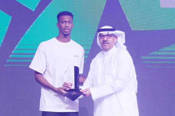 



كنو يتسلم جائزة أفضل لاعب سعودي من فؤاد أنور.