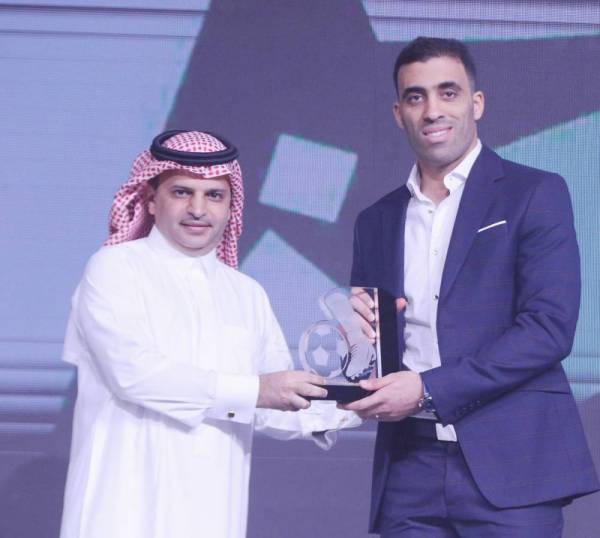 



آل معمر يسلم حمدالله جائزة أفضل لاعب.