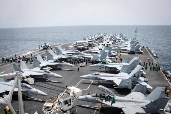 



حاملة الطائرات الأمريكية «يو إس إس أبراهام لنكولن» في بحر العرب. (رويترز)