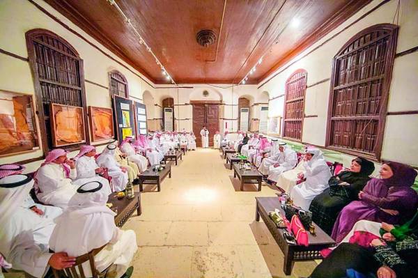 



وزير الثقافة يستمع إلى عدد من المثقفين في حفل الإفطار الذي أقامته الوزارة في «جدة التاريخية».