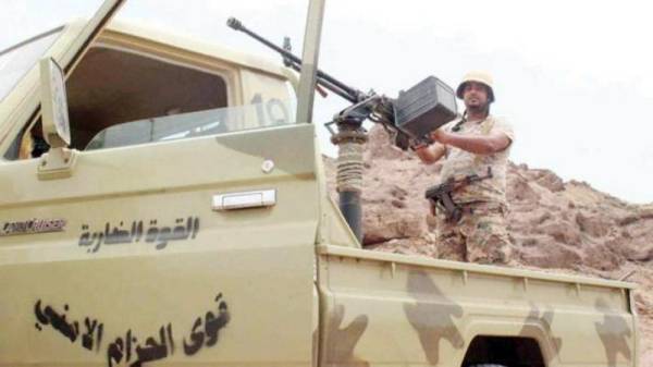 



جندي يمني خلال المواجهات مع مليشيا الحوثي في الضالع أمس. (متداولة)