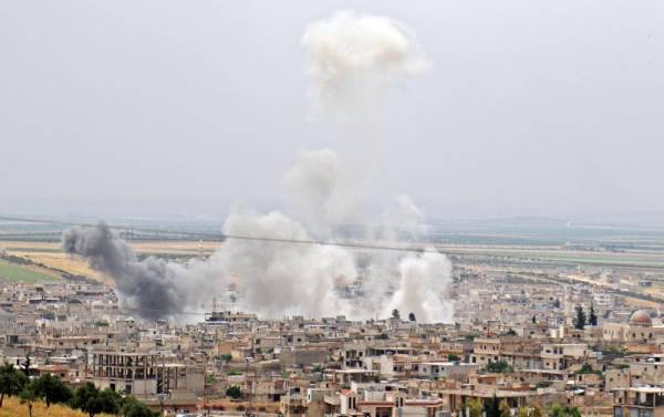 



أعمدة الدخان تتصاعد في أعقاب قصف لمقاتلات نظام الأسد على بلدة خان شيخون جنوب إدلب أمس. (أ.ف.ب)