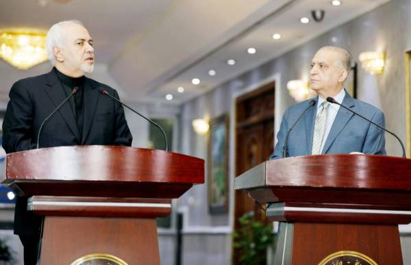 



 ظريف يتحدث خلال مؤتمر صحفي مع وزير الخارجية العراقي محمد علي الحكيم في بغداد، أمس.  (رويترز)