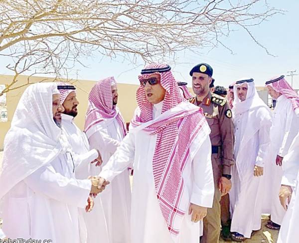 محافظ قلوة يؤدي واجب العزاء في الشهيد.