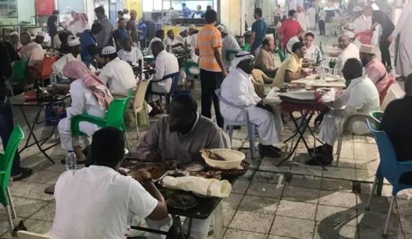 الازدحام سمة يومية في سوق الطباخة في رمضان.