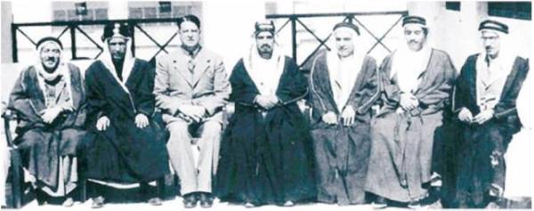 



الشيخ مبارك بن حمد آل خليفة يتوسط أعضاء اللجنة الاستشارية لإذاعة البحرين الأولى سنة 1942، ومن بينهم عبدالله الزايد (الأول من اليسار)