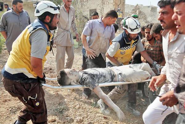 



الدفاع المدني يخلي صبيا سوريا أصيب بقصف جوي لطائرات الأسد في ريف إدلب أمس الأول. (أ.ف.ب)