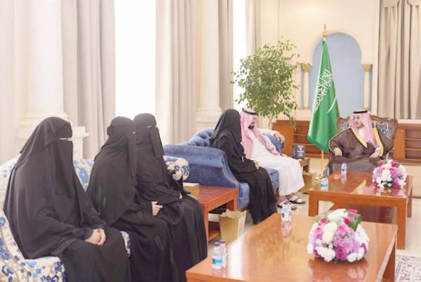 



الأمير فيصل بن نواف خلال استقباله مديرة القسم النسائي بالإمارة.