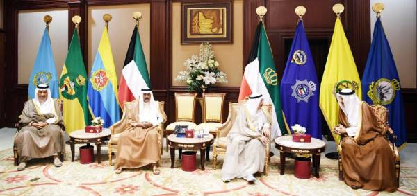 



الأمير منصور بن متعب ناقلاً تعازي القيادة لأمير الكويت.