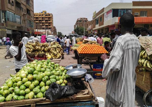 This picture taken on June 11, 2019 shows a view of produce stalls and carts at a market in the Sudanese capital Khartoum. / AFP / - 