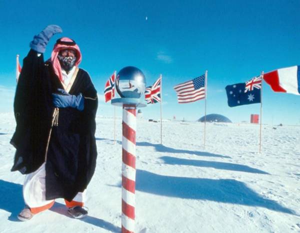 



إبراهيم عالم بالزي السعودي في القطب المتجمد.