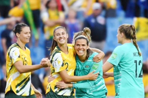 



فرحة الأستراليات بالفوز على البرازيل.