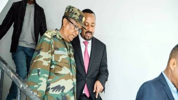 



رئيس الوزراء الإثيوبي آبي أحمد برفقة رئيس الأركان المقتول. (أرشيفية)