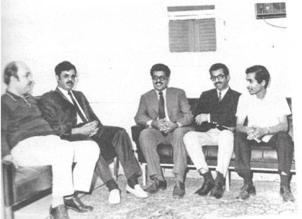 



المفرح (الثاني من اليمين) مع بعض زملائه من الأطباء السعوديين في مستشفى طلال بالرياض