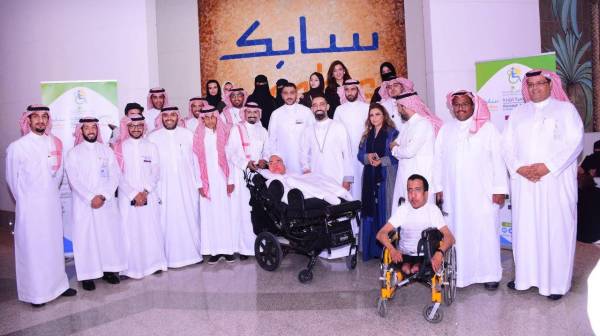 صورة جماعية لعدد من ذوي الإعاقة الموهوبين ولجنة التحكيم