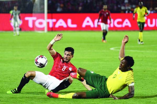 Egypt's midfielder Tarek Hamed (L) vies for the ball with South Africa's forward Lebo Mothiba during the 2019 Africa Cup of Nations (CAN) Round of 16 football match between Egypt and South Africa at the Cairo International Stadium in the Egyptian Capital on July 6, 2019. / AFP / Khaled DESOUKI
