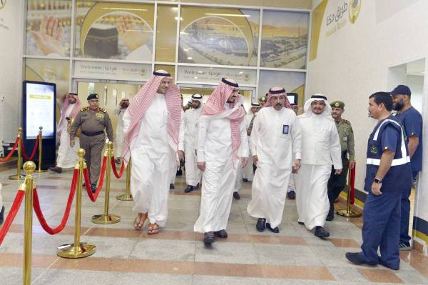 



الأمير بدر بن سلطان خلال تفقده مجمع صالات الحج.