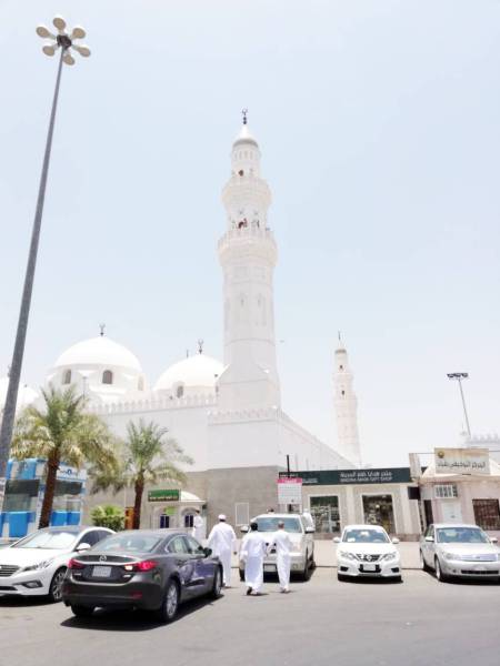



العديد من الزوار متجهين للمسجد.