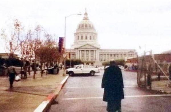 



البطحي وحيدا سنة 2000 في رحلته العلاجية إلى سان فرانسيسكو بالثوب الشتوي والبالطو.