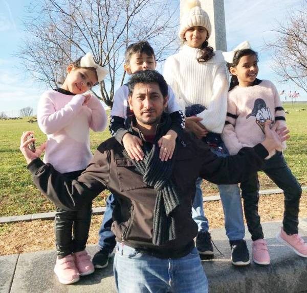 



قاسم عداوي مع أبنائه.