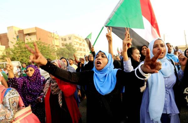



مسيرة لمتظاهرين سودانيين خلال مظاهرة بمناسبة مرور 40 يوما على حادثة فض اعتصام في الخرطوم، أمس الأول.  (رويترز)