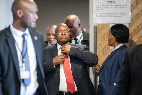 Former South African president Jacob Zuma (C) arrives to appear before the Commission of Inquiry into State Capture on July 15, 2019 in Johannesburg, where he faces tough questioning over allegations that he oversaw systematic looting of state funds while in power. Zuma on July 15 dismissed multiple graft allegations against him, telling a judicial inquiry he was the victim of conspiracies, years of «character assassination» and plots to kill him, telling a judicial inquiry he was the victim of conspiracies, years of «character assassination» and plots to kill him. Zuma testified at the inquiry in Johannesburg into the so-called «state capture» scandal after previous witnesses gave damning evidence against him. / AFP / POOL / WIKUS DE WET 