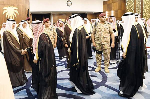 



الأمير سعود بن نايف في الجلسة الإثنينية مساء أول أمس. (عكاظ)