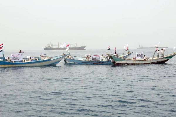



يمنيون يقفون على متن قوارب صيد احتجاجاً على السفينة الإيرانية «سافيز»، التي ترسو في المياه الإقليمية اليمنية لتقديم الدعم للمليشيا الانقلابية. (إعلام الشرعية)