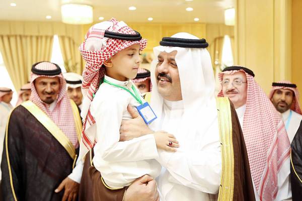 



الأمير عبدالعزيز بن سعد يحنو على أحد أبناء الشهداء.