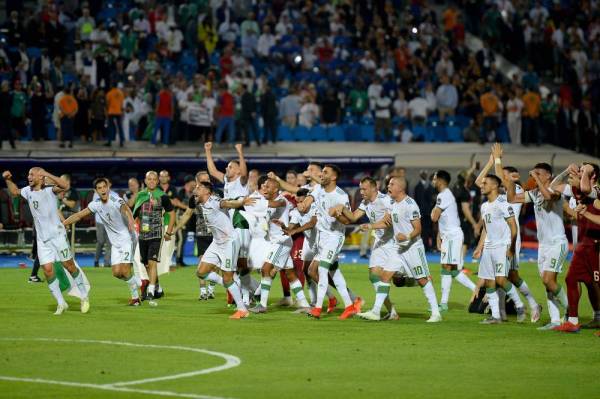 Algerian players celebrate after winning the 2019 Africa Cup of Nations (CAN) Final football match between Senegal and Algeria at the Cairo International Stadium in Cairo on July 19, 2019.  / AFP / MOHAMED EL-SHAHED                   
