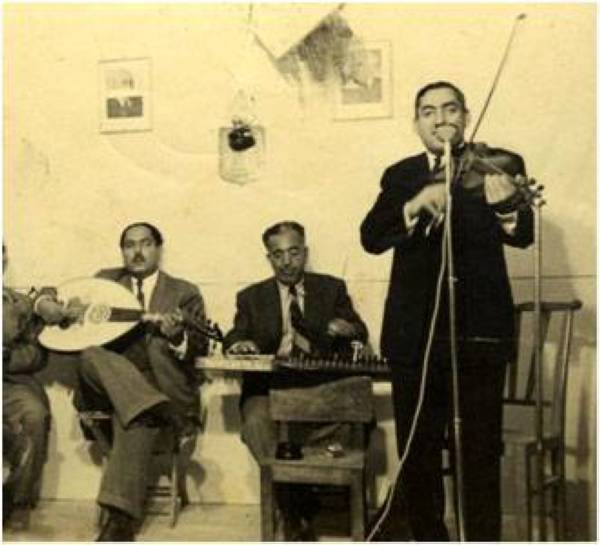 الأخوان الكويتي يعزفان في قصر الزهور الملكي في الثلاثينات