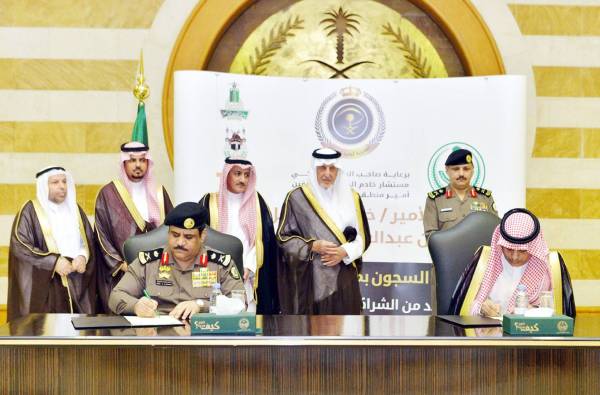 أمير مكة خلال حضوره توقيع عقود الشراكة بين الجامعات والسجون.
