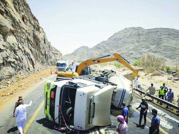 



جهود لإزاحة الشاحنة من الطريق.