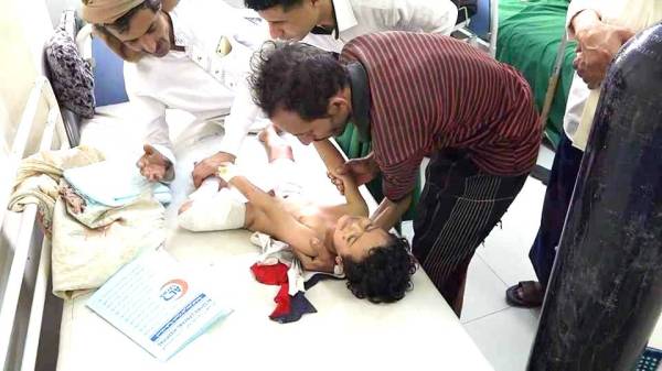 



طفلة يمنية تتلقى العلاج في مستشفى الثورة، بعد أن أصيبت في قصف حوثي على مدينة تعز.  (تصوير: أمين دبوان)