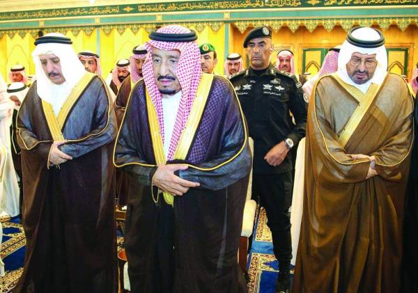 



الملك سلمان بن عبدالعزيز يؤدي صلاة الميت على الأمير بندر مع جموع المصلين في المسجد الحرام أمس.   (واس)