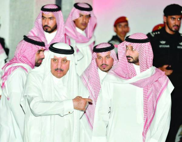 



الأمير أحمد بن عبدالعزيز والأمير عبدالله بن بندر خلال مواراة جثمان الفقيد.