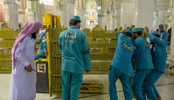 عناية فائقة بالمصاحف ودواليبها في المسجد الحرام