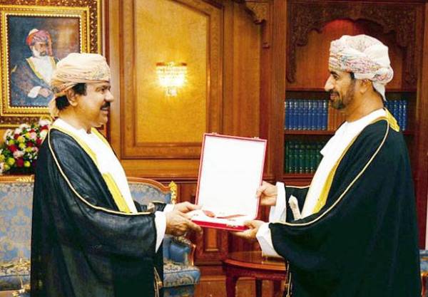



موسى جعفر يتسلم وسام عمان المدني من السيد خالد بن هلال البوسعيدي وزير ديوان البلاط السلطاني.