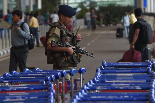 A Central Industrial Security Force (CISF) soldier stands guard at the domestic terminal of Chhatrapati Shivaji Maharaj International Airport in Mumbai on August 8, 2019. Indian aviation authorities have asked airports to step up security measures in the days after the government stripped the restive Kashmir of its autonomy, saying «civil aviation has emerged as a soft target for terrorist attacks,» according to the Press Trust of India. / AFP / Indranil MUKHERJEE

