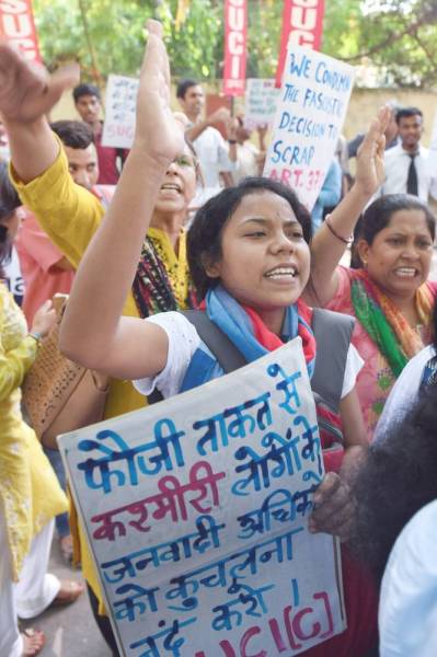 



نشطاء من مركز الوحدة الاشتراكية في نيودلهي خلال مظاهرة تدين إلغاء المادة 370 التي منحت الحكومة الهندية وضعا خاصا لجامو وكشمير. (أ.ف.ب)