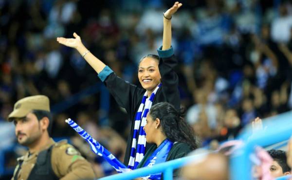 A Saudi woman football fan of Hilal FC cheers for her team after the AFC Champions League play-off football match between Saudi's al-Ahli and al-Hilal at King Saud University Stadium in the Saudi capital Riyadh on August 13, 2019, as Hilal qualifies to the next round.  / AFP / -
