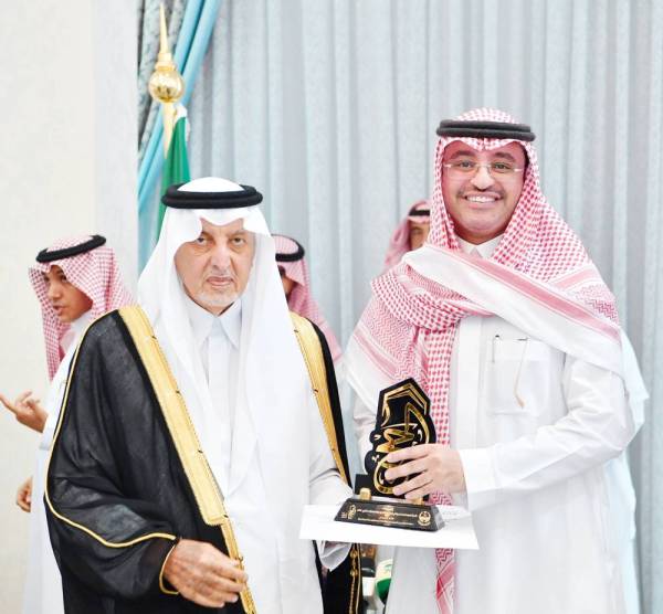 



الفيصل مكرما الفائزين بجائزة إمارة مكة للإعلام الجديد.