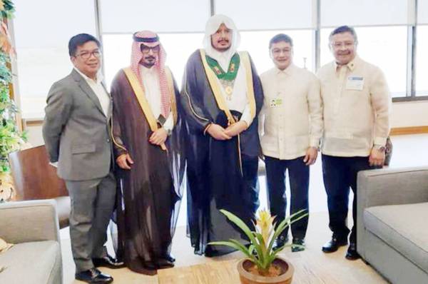 



آل الشيخ عند وصوله الفلبين لتنمية وزيادة التنسيق البرلماني بين الجانبين.