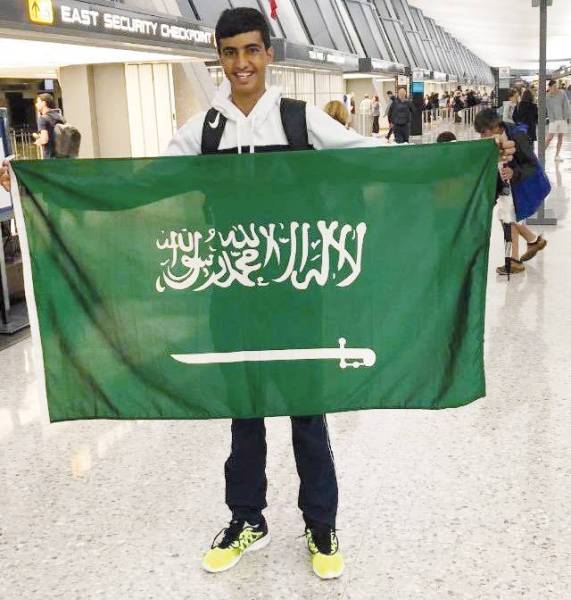 



سعود الحقباني يستعرض علم المملكة في البطولة.