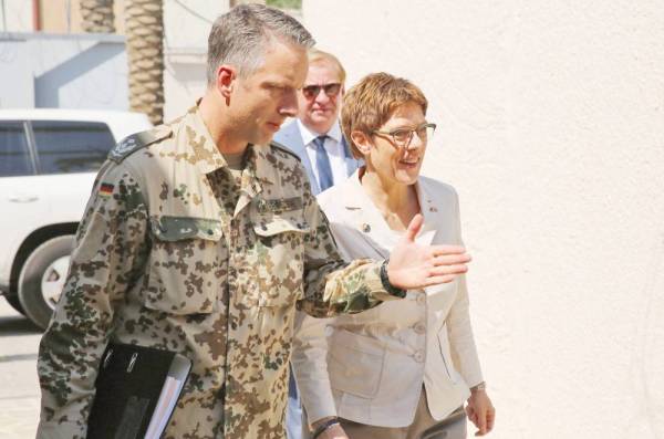 



وزيرة الدفاع الألمانية أنغريت كرامب وضابط ألماني خلال زيارتها لبغداد أمس. (أ ف ب) ‏