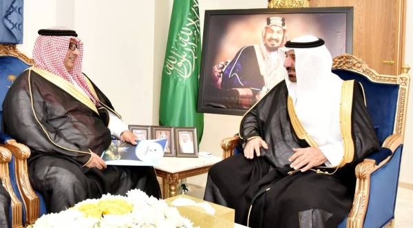 



الأمير جلوي بن عبدالعزيز مطلعا على استعدادات جامعة نجران.