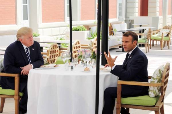 US President Donald Trump (L) sits to lunch with French President Emmanuel Macron, at the Hotel du Palais in Biarritz, south-west France on August 24, 2019, on the first day of the annual G7 Summit attended by the leaders of the world's seven richest democracies, Britain, Canada, France, Germany, Italy, Japan and the United States.  / AFP / POOL / ludovic MARIN
