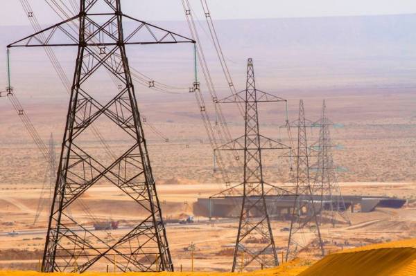 أبراج كهرباء توصل الخدمة إلى جميع مناطق المملكة.